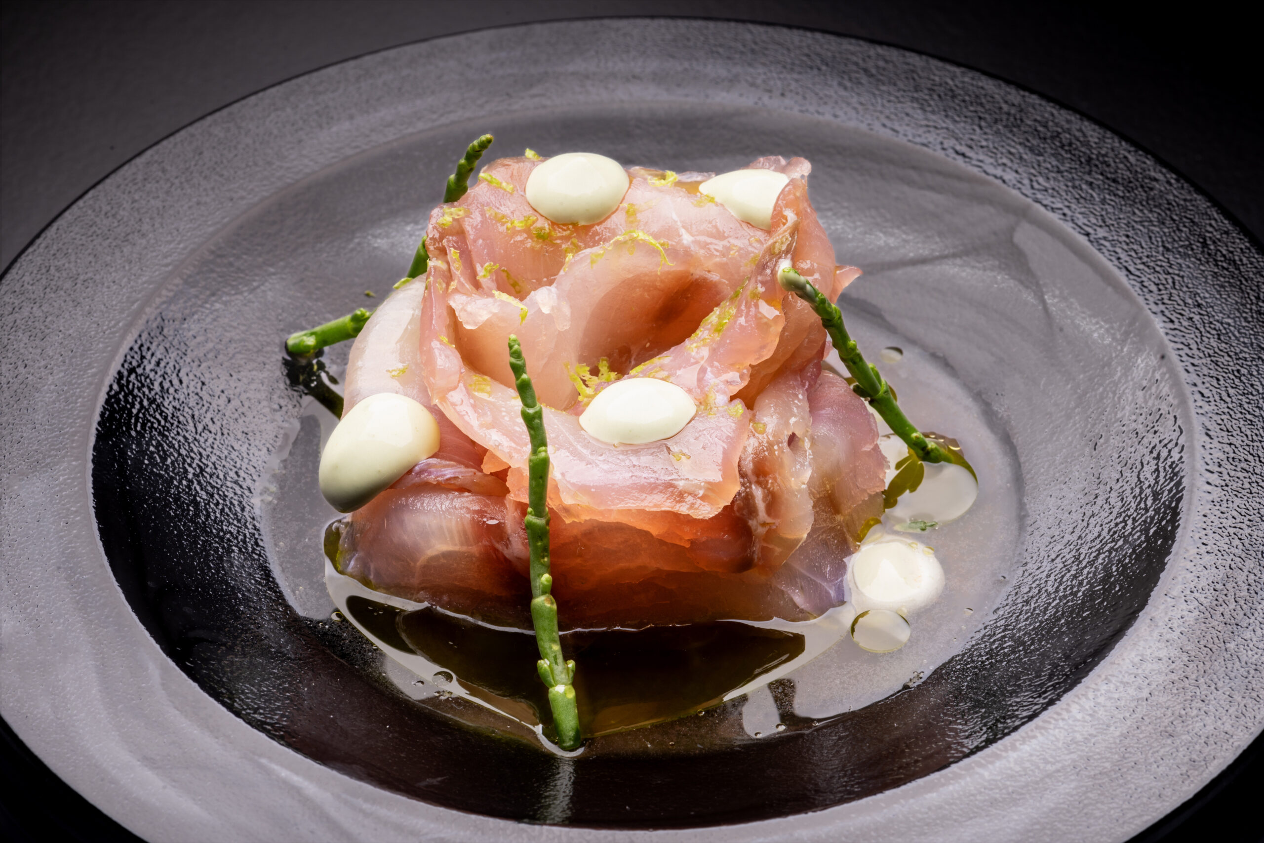 Ombrina marinata alla barbabietola, maionese al basilico, salicornia e acqua di pomodoro.