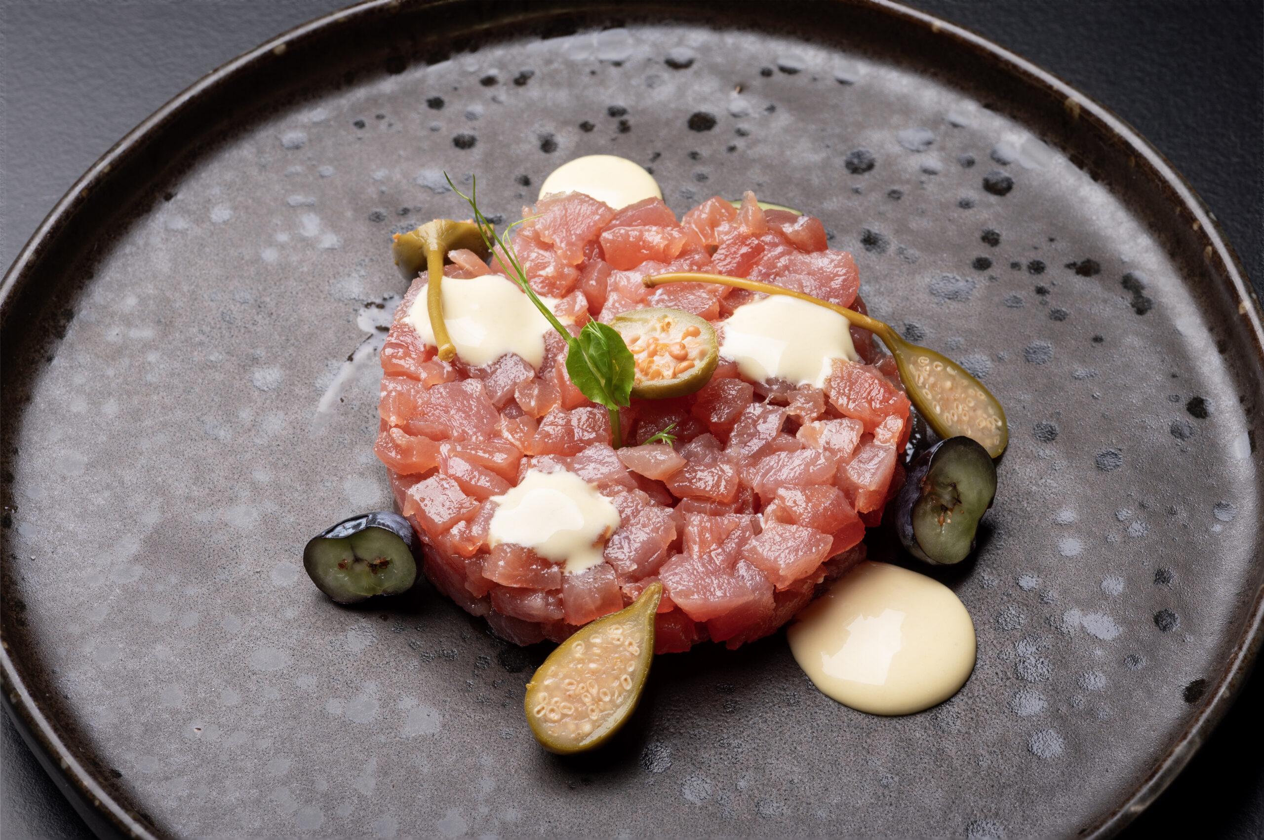 Tartare di tonno, capperi, cipolla rossa di Tropea e maionese all’acciuga di aspra.