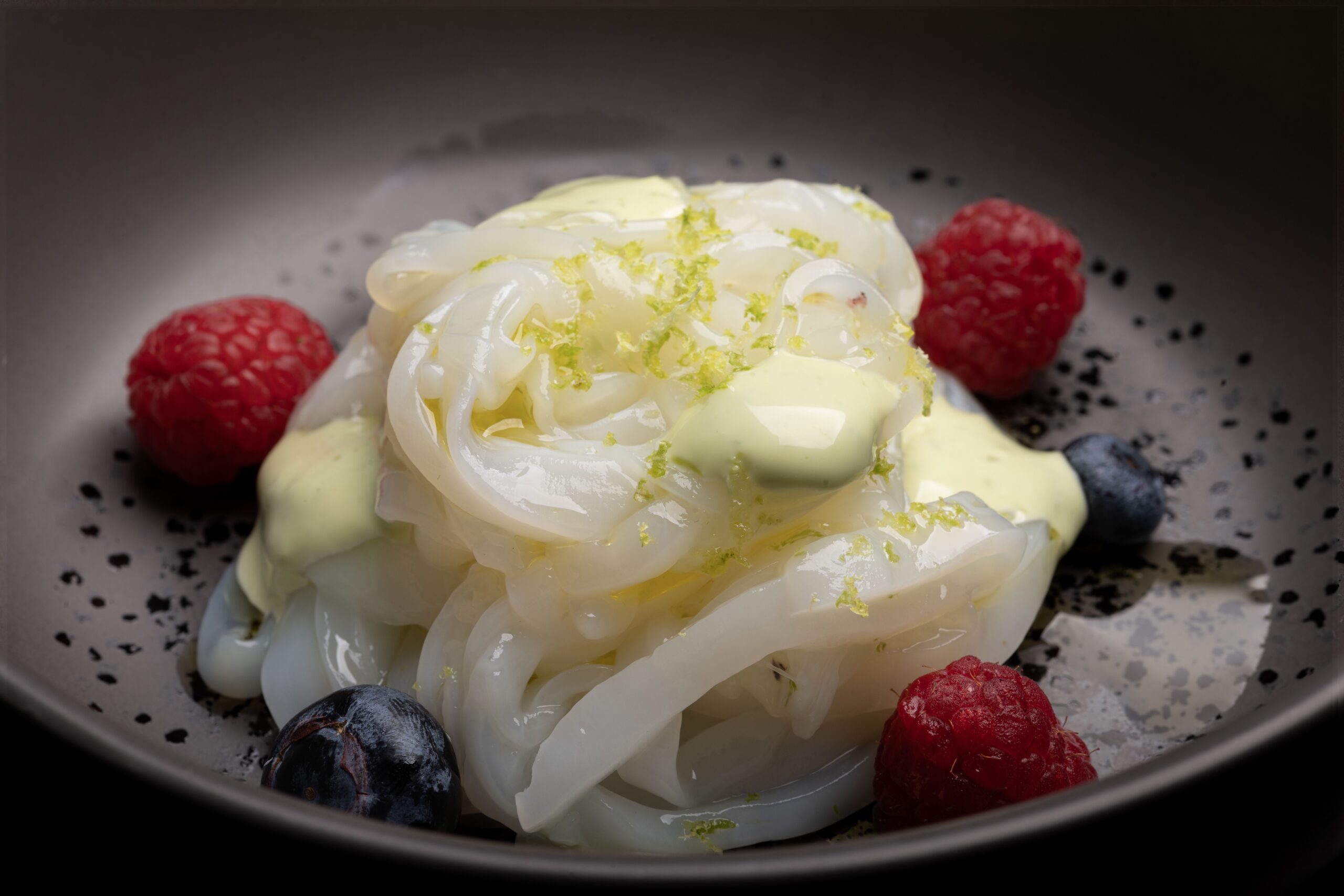 Tagliatella di calamaro, maionese al basilico e lime.