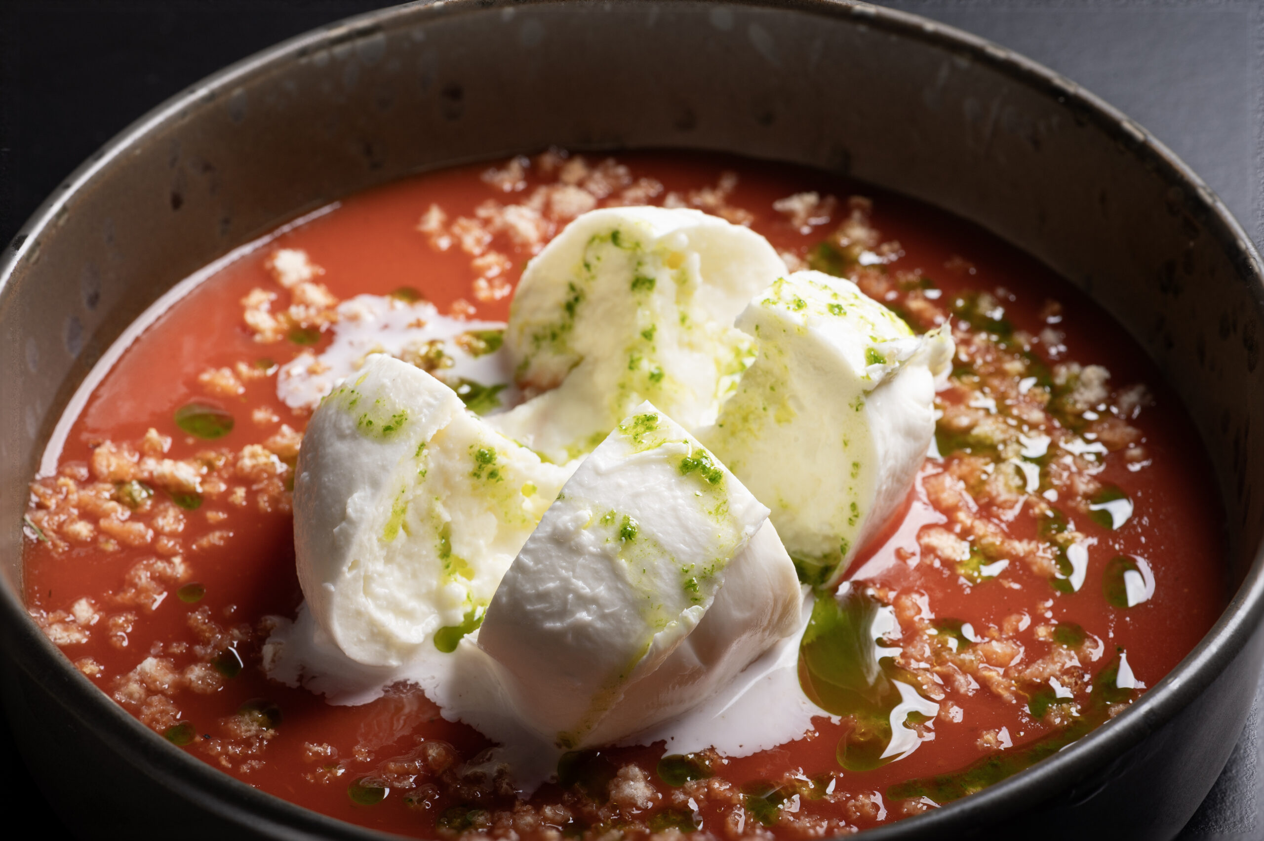 Caprese di bufala e olio aromatizzato al basilico.